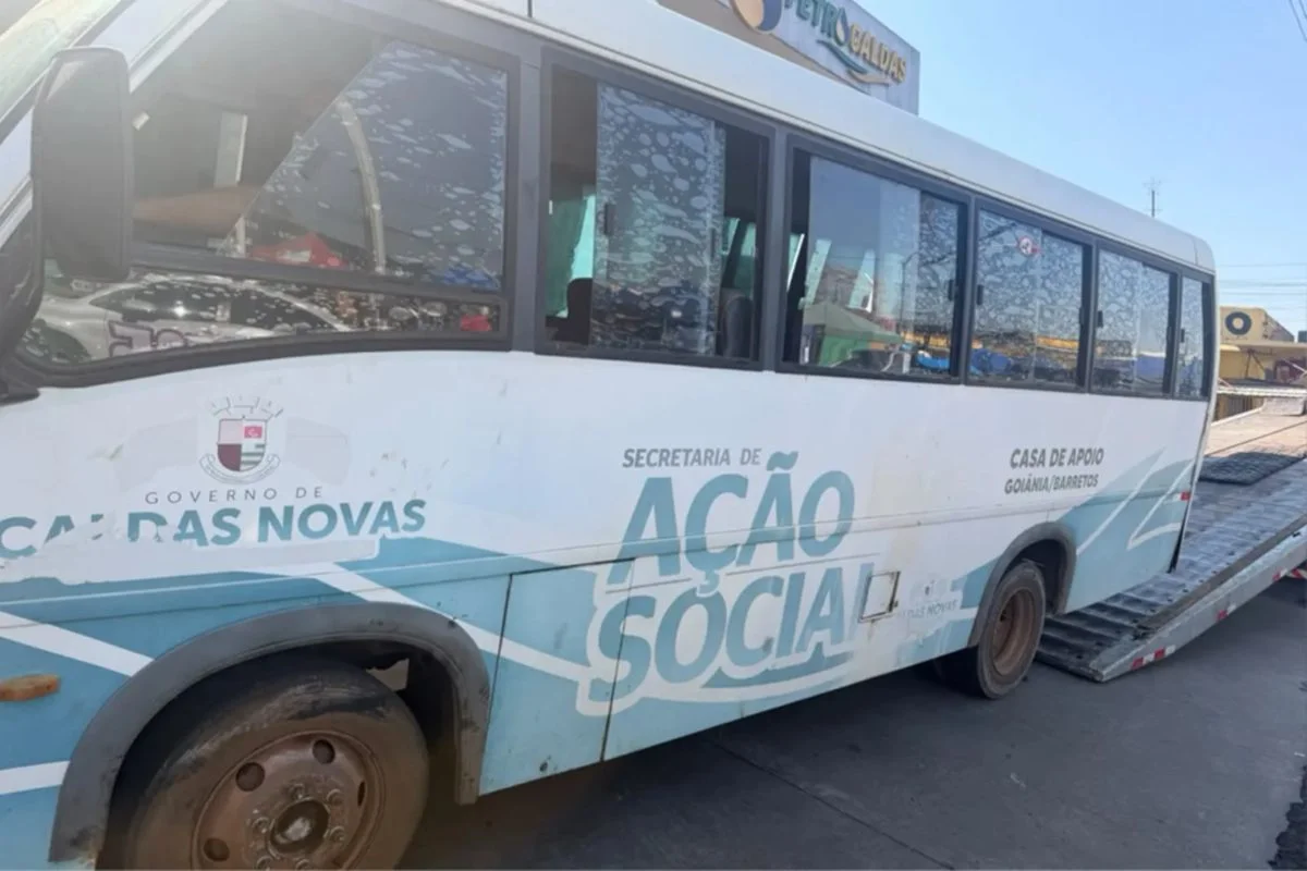 Homem embriagado furta micro-ônibus da Prefeitura de Caldas Novas para 'resgatar amigos'