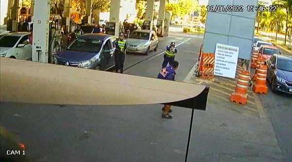policial atirando