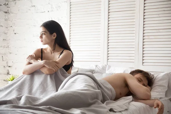 Casal na cama triste - metrópoles