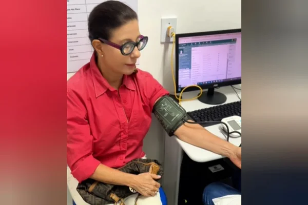 Foto mostra a socialite Alice Tamborindeguy em atendimento em hospital público