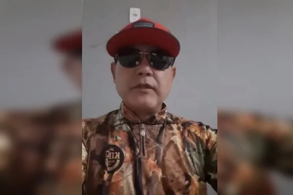O ex-juiz Wilson Koressawa que pediu a prisão do ministro Alexandre de Moraes aparece em vídeo de óculos e boné. Ele foi candidato e teve apenas 354 votos - Metrópoles