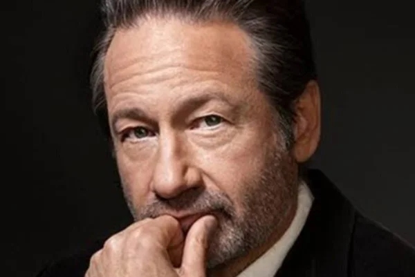 Ator que marcou Hollywood, David Duchovny lança livro no Brasil