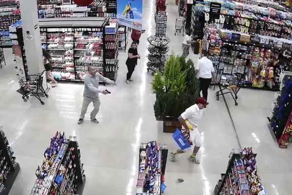 Imagem colorida da briga entre o agente penal e seu vizinho no supermercado, em Marília - Metrópoles