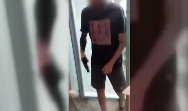 Vídeo: motoboy diz ter sido ameaçado com arma por cliente em Santos