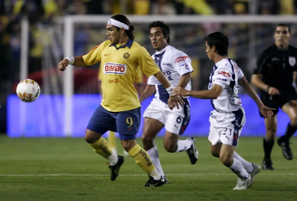 Ex-jogador Salvador Cabañas em partida de futebol - Metrópoles