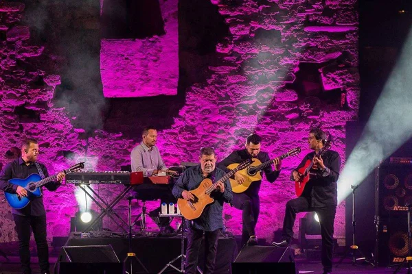 Foto colorida de Tonino Baliardo em show - Metrópoles