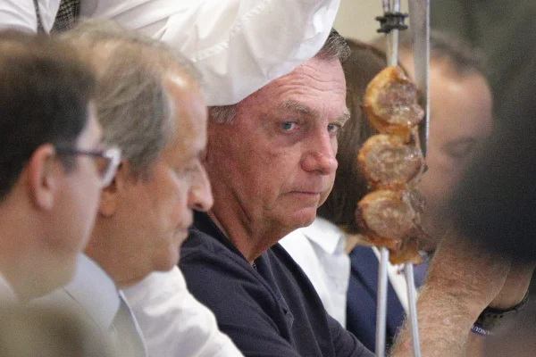 imagem colorida de Bolsonaro em churrascaria, em Brasília, durante encontro com o presidente do PL, Valdemar Costa Neto