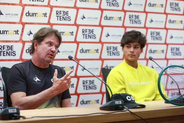 Santos Dumont Guimarães, treinador de Guto Miguel e tenista-guto-miguel-vencedor-do-titulo-juvenil-de-roland-garros-concede-entrevista-coletiva-no-iate-clube-de-brasilia-metropoles