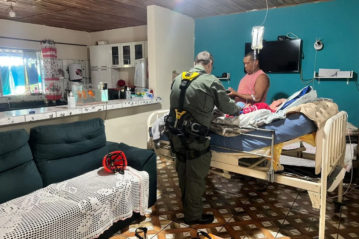 Idoso de 100 anos é resgatado pela Polícia Militar após ficar ilhado pelas chuvas em Ribeira, no sul do estado de SP Idoso de 100 anos é resgatado pela Polícia Militar após ficar ilhado pelas chuvas em Ribeira, no sul do estado de SP