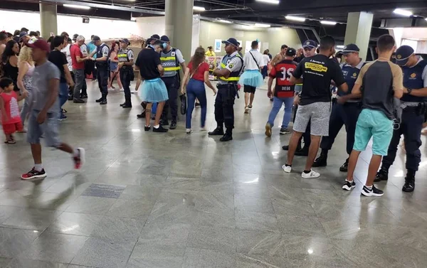 Carnaval 2020: PMDF faz revista em foliões para evitar violência