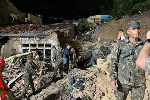 foto de soldados trabalhando em destroços em Pernambuco