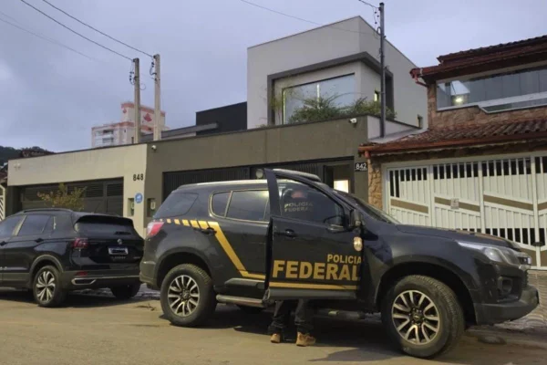 Imagem colorida mostra viatura da PF durante operação contra sancionados pelos EUA por suposto envolvimento com o PCC. Metrópoles