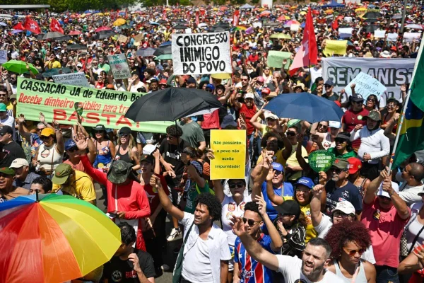 Manifestantes fazem ato contra PEC da Blindagem e PEC da Anistia em Brasília