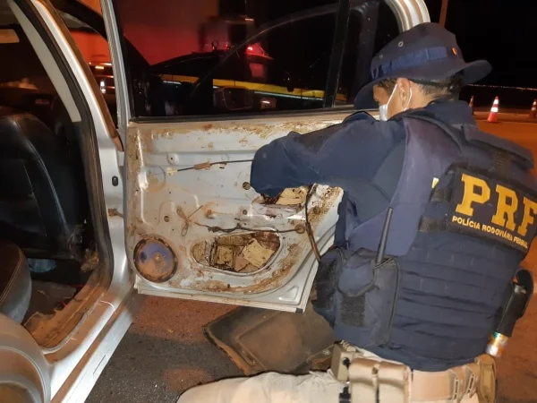 Homem é preso no DF tentando esconder 40kg de maconha dentro de carro - destaque galeria Homem é preso no DF tentando esconder 40kg de maconha dentro de carro - destaque galeria