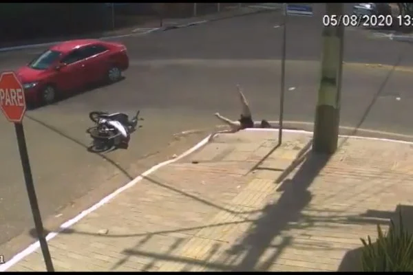 Motociclista que caiu em bueiro sofreu lesão na coluna, diz família