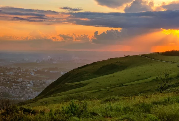 Fotografia colorida de área por onde passa a Estrada Real, em Minas Gerais-Metrópoles