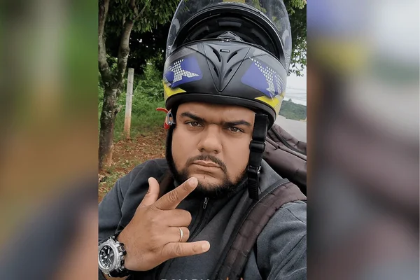 "Deus sabe de tudo", diz motoboy que caiu em banheiro químico após acidente
