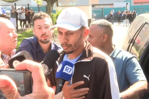 Imagem colorida de um homem branco com barba e casaco preto suspeito de matar Larissa Manuela de 10 anos - Metrópoles