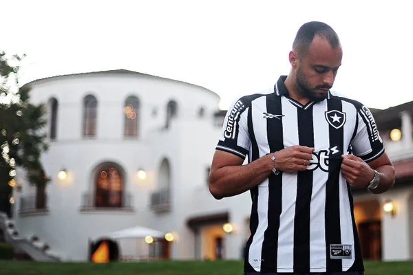 Foto colorida de Arhur Cabral, atacante do Botafogo - Metrópoles