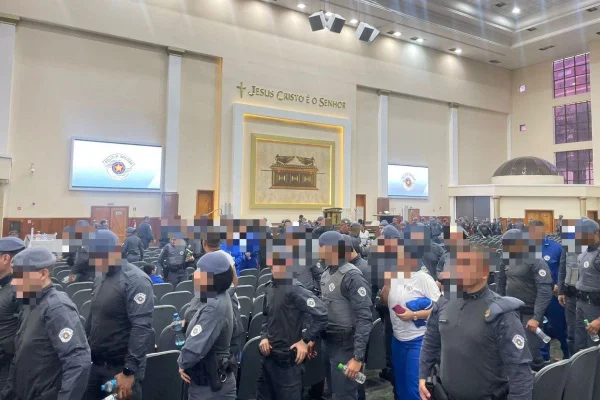 PMs em reunião em templo da Igreja Universal