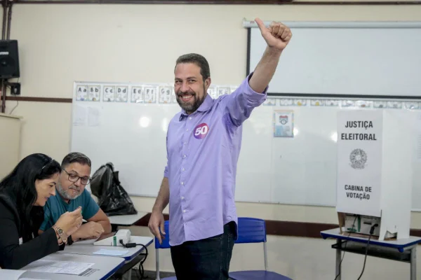 Guilherme Boulos (Psol) vota no Campo Limpo