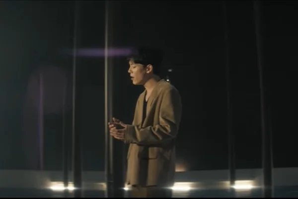 Chen, do EXO, arrasa corações em clipe de Shall We?
