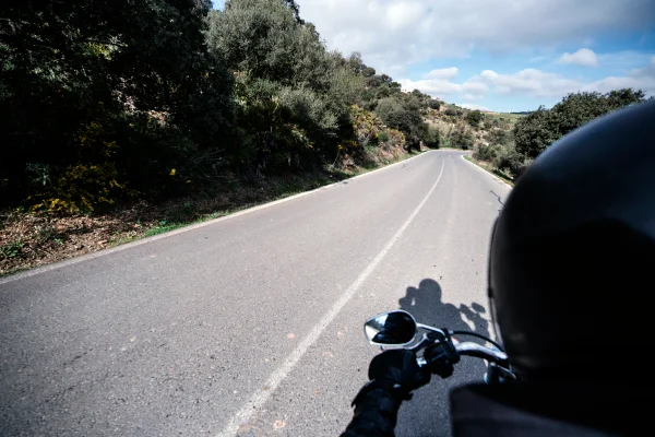 Motociclista em rodovia - Metrópoles