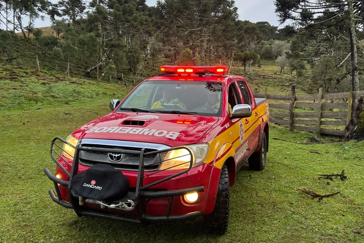 Bombeiros detalham buscas pelo helicóptero de Rick, dupla de Renner, e Bruno Avelar Bombeiros detalham buscas pelo helicóptero de Rick, dupla de Renner, e Bruno Avelar