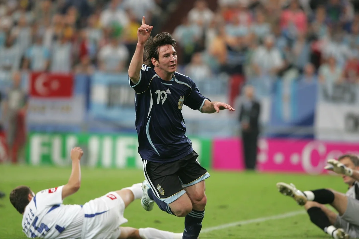 Messi marcou o seu primeiro gol em 2006 Messi marcou o seu primeiro gol em 2006