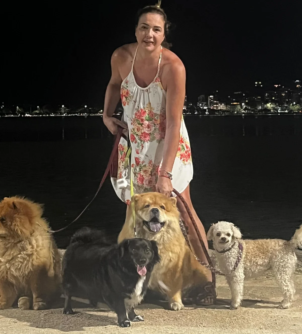 Andreia de Andrade, viúva de Nahim, posa com os pets do cantor Andreia de Andrade, viúva de Nahim, posa com os pets do cantor