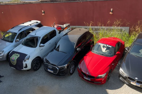 carros de luxo apreendidos na operação Cortina Digital
