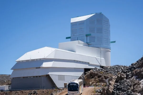 Imagem colorida do observatório Rubin Observatory, no Chile - Metrópóles