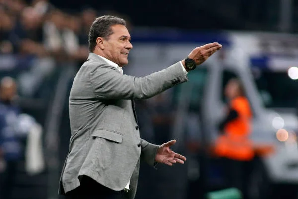 Luxa empurra o Flamengo para a zona de rebaixamento