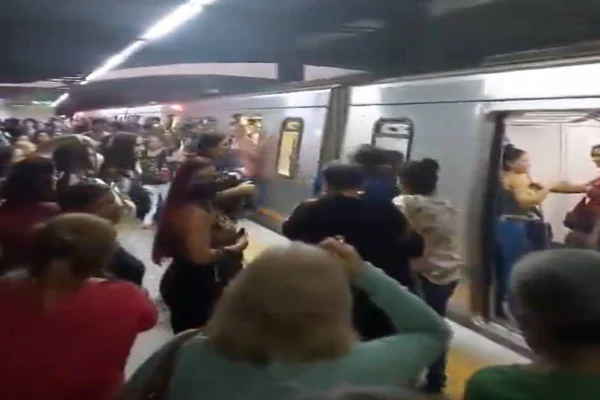 Foto colorida de pessoas saindo de vagão