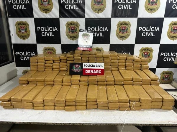 Imagem colorida mostra caixas com drogas apreendidas pela Polícia Civil em um galpão em Guarulhos, na Grande São Paulo - Metrópoles