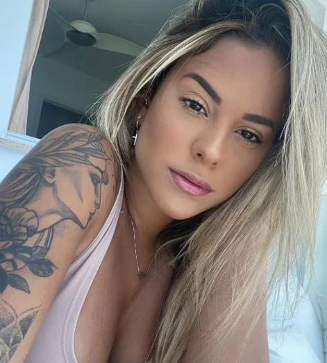 Ela é estudante de psicologia Ela é estudante de psicologia