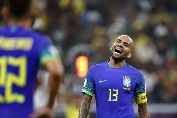 Daniel Alves em ação pela Seleção Brasileira contra Camarões, em jogo válido pela Copa do Mundo do Catar - Metrópoles