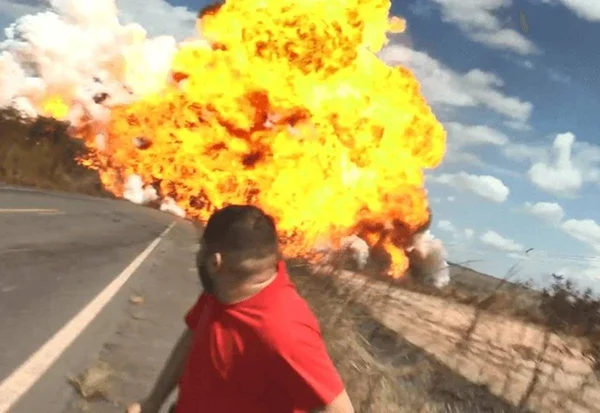 Captura de tela mostra homem correndo de explosão em BR do Pará - Metrópoles