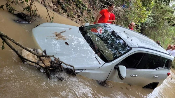 Mulher e criança morrem após carro ser arrastado por enxurrada em MG