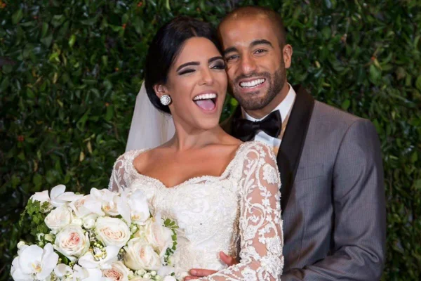 Foto colorida de Larissa Saad e Lucas Moura - Metrópoles