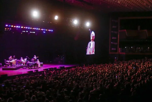 Dionne Warwick lota Ulysses Guimarães e comove público com apresentação de gala