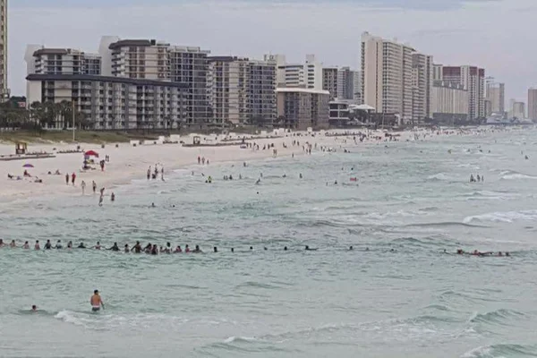 Corrente humana de banhistas salva família de afogamento em praia