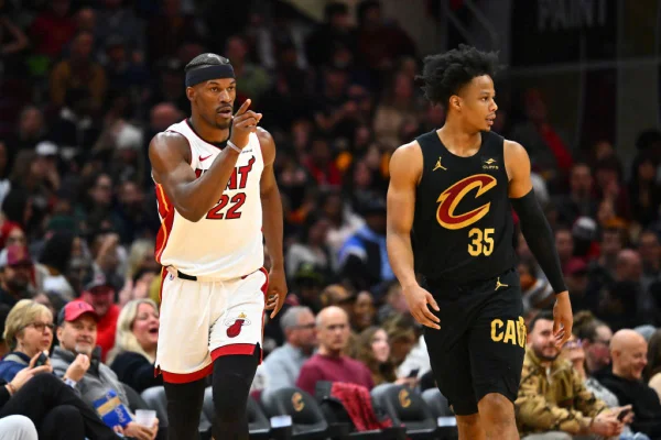 Jimmy Butler #22 do Miami Heat comemora depois de marcar sobre Isaac Okoro #35 do Cleveland Cavaliers no dia 20 de março de 2024