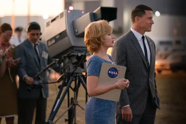 Scarlett Johansson e Channing Tatum em Como Vender a Lua - Metrópoles