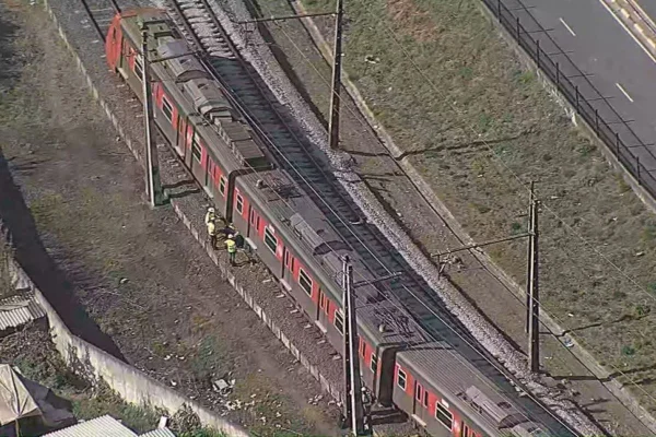 Imagem colorida mostra trem descarrilado na linha 8-Diamante, em São Paulo - Metrópoles