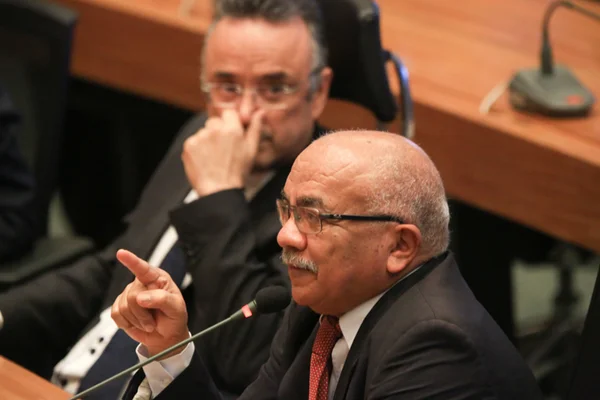 Deputado rebate Pazuello e mostra imagens caóticas em hospital do DF