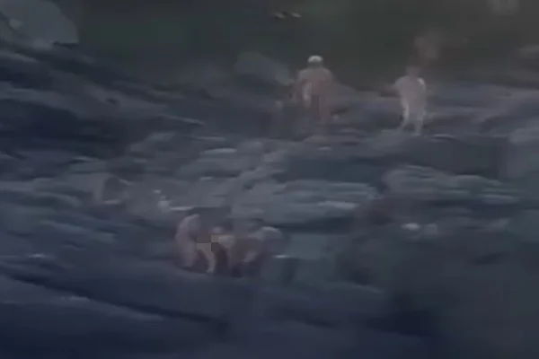 Cerca de 15 homens foram flagrados, em um verdadeiro "surubão" em uma praia de Búzios