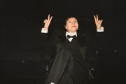 Carolina Bianchi é nascida em Porto Alegre e atua como diretora de teatro, escritora e performer
