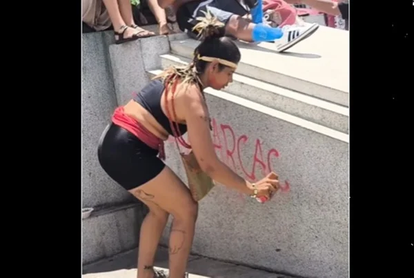 imagem colorida mulher detida apos pichar estatua protesto dosimetria bh