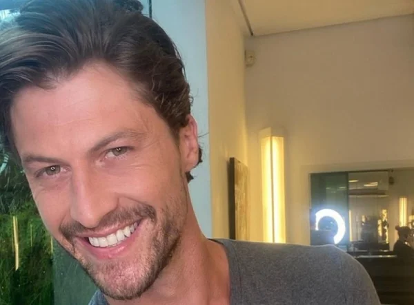 foto colorida do ator e modelo Ricardo Merini, que está desaparecido; na foto ele está com camiseta cinza - Metrópoles